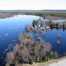 Kuva Ounasjoen tuhoisasta tulvasta keväällä 2005. LEHTIKUVA / Ilkka Karttunen