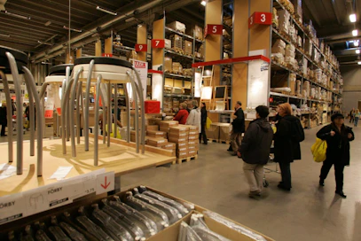 Ikea on iso muovin käyttäjä. Kuva on Ikean noutovarastosta Vantaalta.