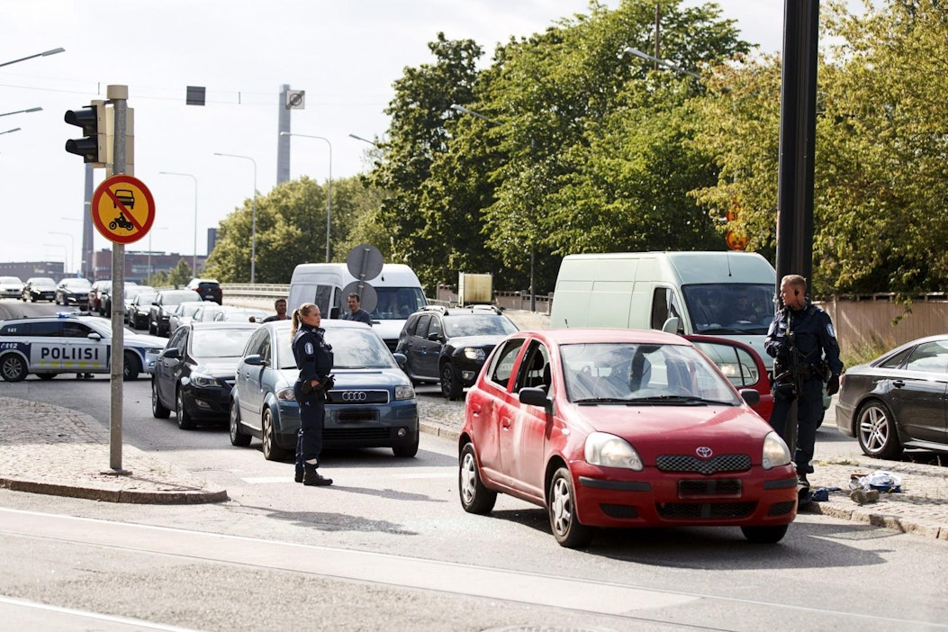 Poliiseja ampumapaikalla Helsingin Hietalahdenkadulla tiistaina. Lehtikuva / Roni Rekomaa