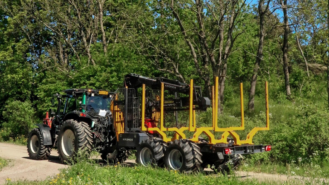 Kuvasta ei juuri näy, että traktorin ja metsäperävaunun yhdistelmä työskentelee Helsingissä. Kaupungin metsäosastolla on yli 4 000 hehtaaria hoidettavia puistoja ja metsäalueita. Useampi yhdistelmä hoitaa korjattujen puiden kuljetukset, uusimpana Kronoksen toimittama Kargo 121 -vaunuun perustuva yhdistelmä.