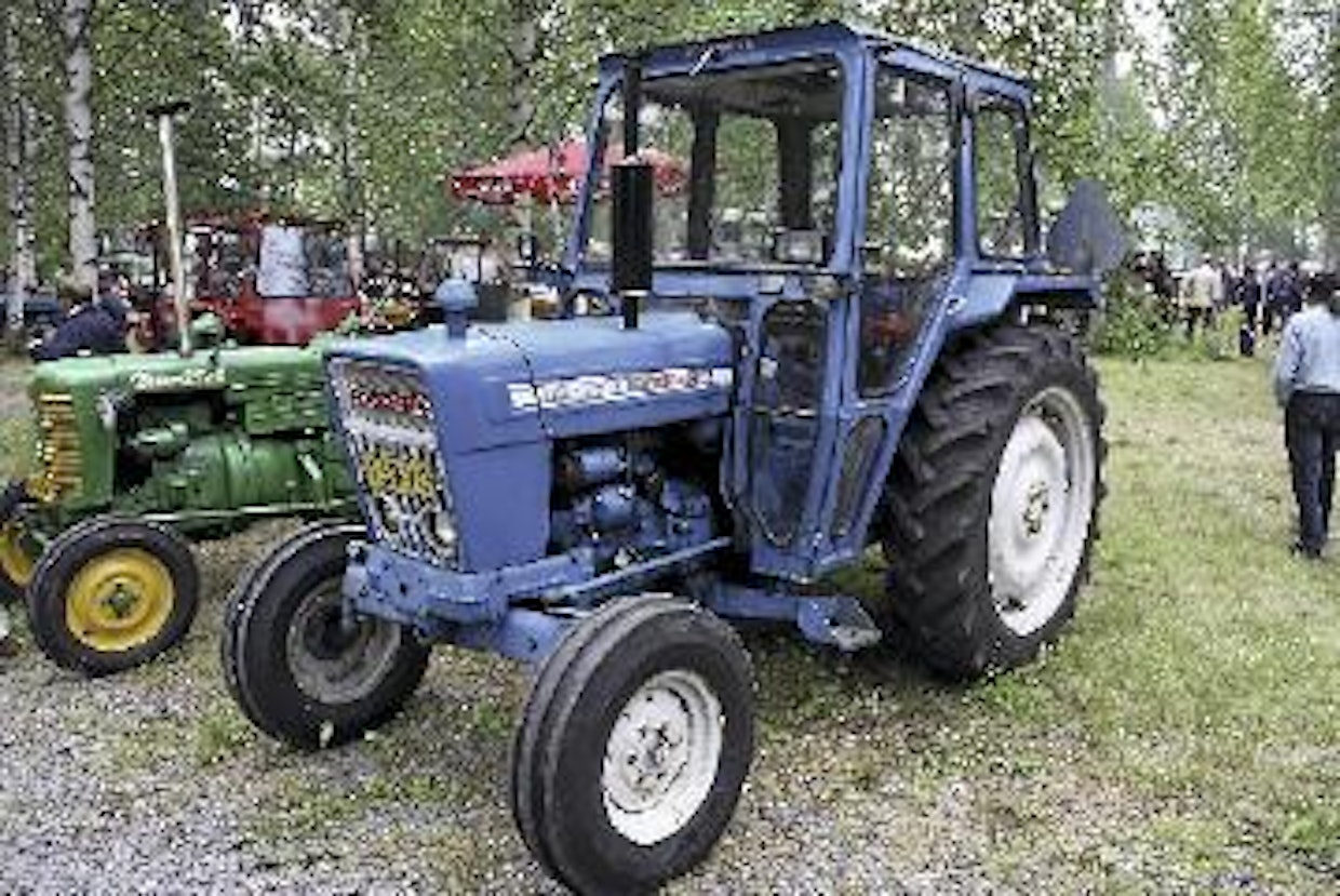 Avomallisiksi suunniteltuihin traktoreihin oli hankalaa asentaa ohjaamoa käyttömukavuutta heikentämättä. Fordin ja ruotsalaisen Hara-ohjaamon yhdistelmä oli kuitenkin niin onnistunut, että Ford voitiin julistaa maan hiljaisimmaksi traktoriksi vuosina 1973–75. Traktoreiden hintoihin tuli noihin aikoihin mojovia korotuksia. 66-hevosvoimainen Ford 4000 on maksanut vuoden 1974 alussa 27 145 markkaa, loppuvuodesta hinta oli 34 125 markkaa. Kilpailevat merkit kallistuivat yhtä rajusti. (Oulainen)