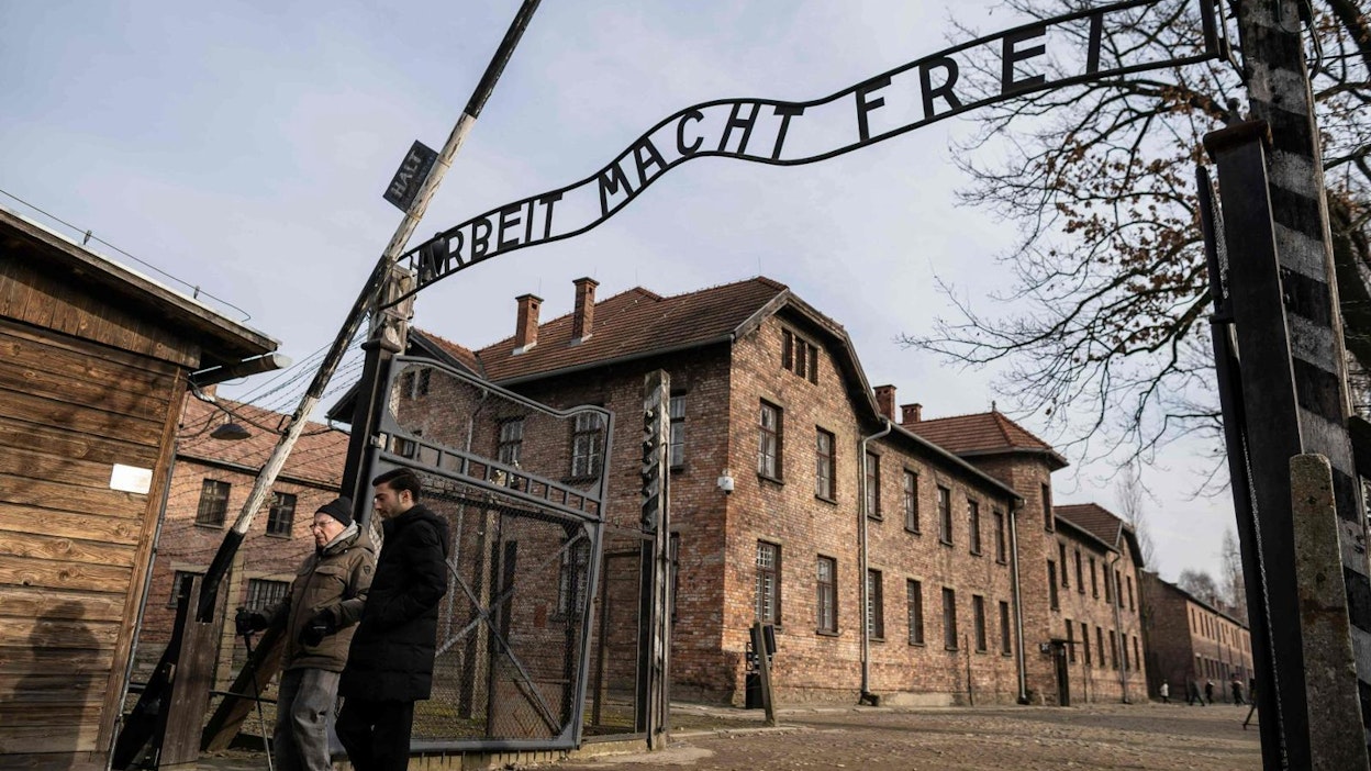 Tilaisuudessa kunniavieraina on noin 200 Auschwitzin keskitys- ja tuhoamisleiriltä selviytynyttä.
