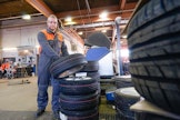 Jari Oranen asensi kesärenkaita viime viikolla Seinäjoen Vianorilla.