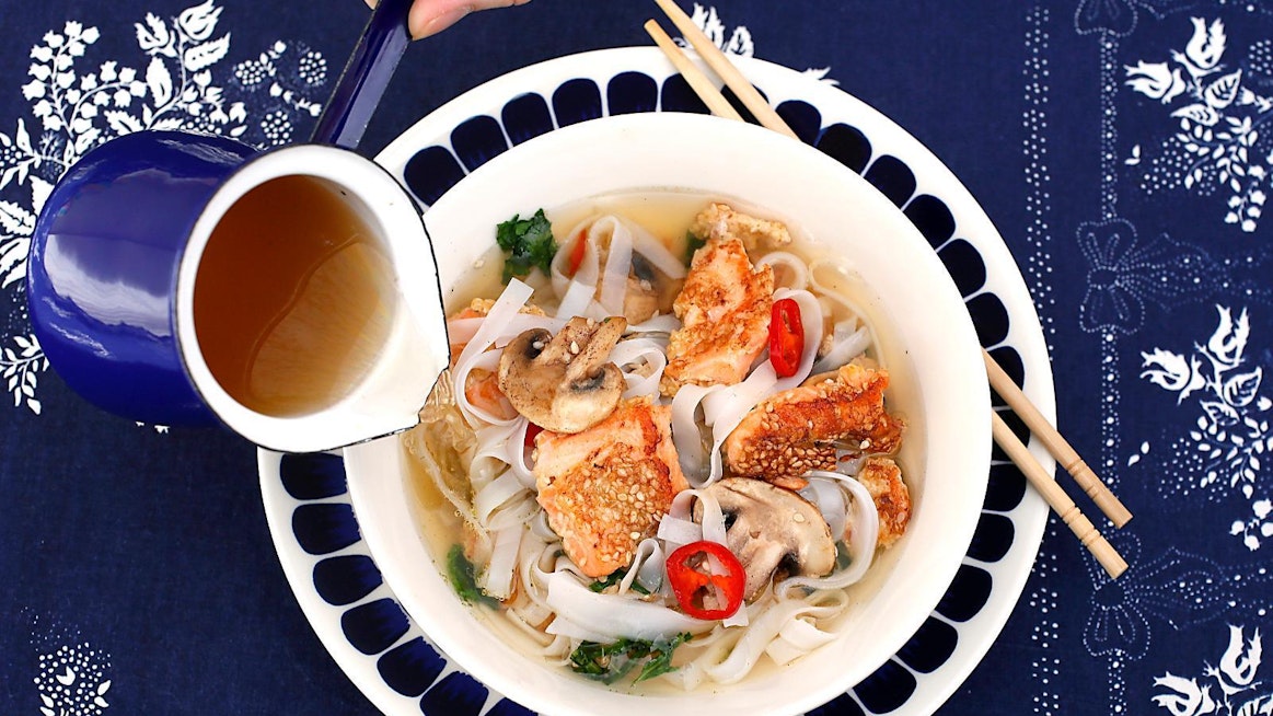 Japanilainen lohi-ramen koostuu kulhon pohjalle laitetuista sattumista sekä päälle annosteltavasta liemestä.