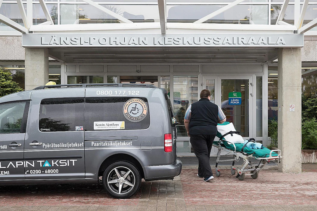 Länsi-Pohjan keskussairaala Kemissä on ulkoistettu yksityiselle, mutta sopimus joudutaan uuden sote-lain perusteella taannehtivasti purkamaan siirtymäajan jälkeen.