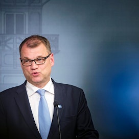 Pääministeri Juha Sipilä (kesk.) vastailee toimittajien kysymyksiin Ylen Pääministerin haastattelutunnilla suorassa radiolähetyksessä.