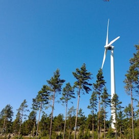 Perussuomalaisten Matti Putkonen vaatii selvitystä, kuinka kauas asunnoista ja eläinsuojista tuulivoimaloita voi rakentaa.