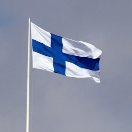 Liput liehuvat suomalaiselle demokratialle 4. joulukuuta.