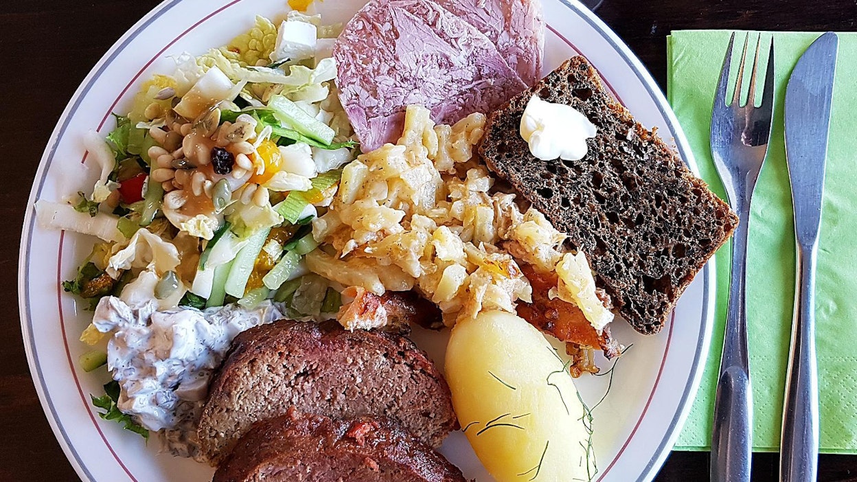 Testipäivänä tarjolla oli lohikiusausta ja lindströminmureketta.