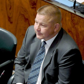 Lähetekeskustelu kansanedustaja Juha Mäenpään syytteeseen asettamisesta jäi käymättä.