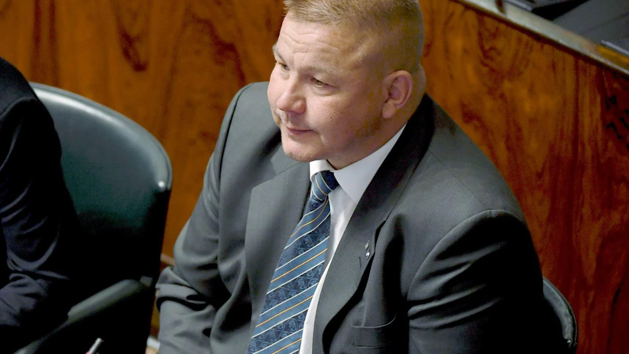 Lähetekeskustelu kansanedustaja Juha Mäenpään syytteeseen asettamisesta jäi käymättä.