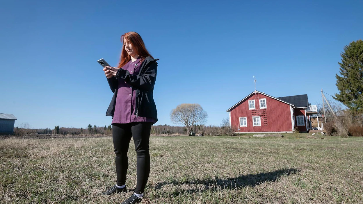 Yrittäjä Varpu Tapola puhuu kännykkään ulkona kuullakseen asiakasta. Katolle asennetusta antennista ei ole ollut apua nettiyhteyksiin. Hän asuu perheineen vain muutaman kilometrin päässä vilkkaasta Kolmostiestä lähellä Vaasan lentokenttää.