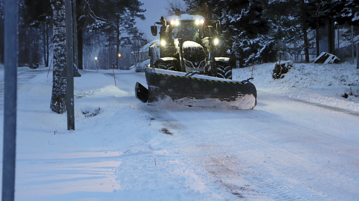 Oikeus katsoi, että tutkinnassa ei riittävästi selvitetty traktorin takavalojen toimintaa ja näkyvyyttä. Kuvan traktori ei liity tapaukseen.