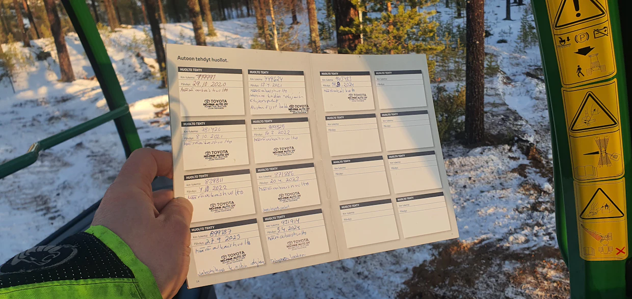 Hiluxin huoltokirjan sivut ovat täynnä paikallisen merkkiliikkeen leimoja.