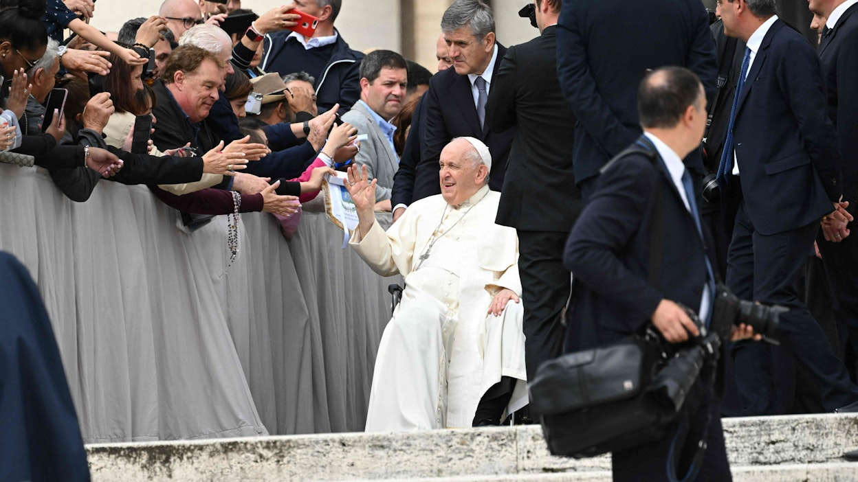 Paavi Franciscuksen terveydentilasta oltiin huolissaan myös ennen pääsiäistä, jolloin hän vietti kolme yötä sairaalahoidossa keuhkoputkentulehduksen vuoksi. Kuvassa paavi tervehtii ihmisiä Vatikaanissa toukokuussa. LEHTIKUVA / AFP . 