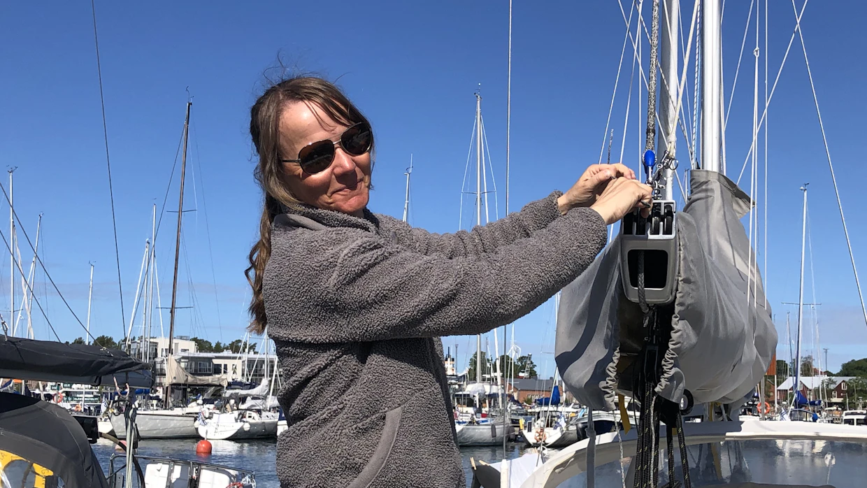 Rio Rajala pakkaa isopurjetta Hangossa rantautumisen jälkeen. Hänen Sail First -purjehduskoulunsa kotisatama on Helsingin Lauttasaaressa.