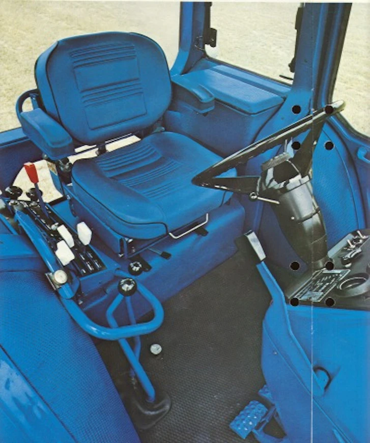 76Ford8700ohjaamo