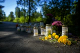 Muistokynttilöitä toukokuussa Valkeakoskella. Tytön löysivät kuolleena nuoret, joiden kanssa tämä oli ollut aiemmin viettämättä iltaa. LEHTIKUVA / Kalle Parkkinen. 
