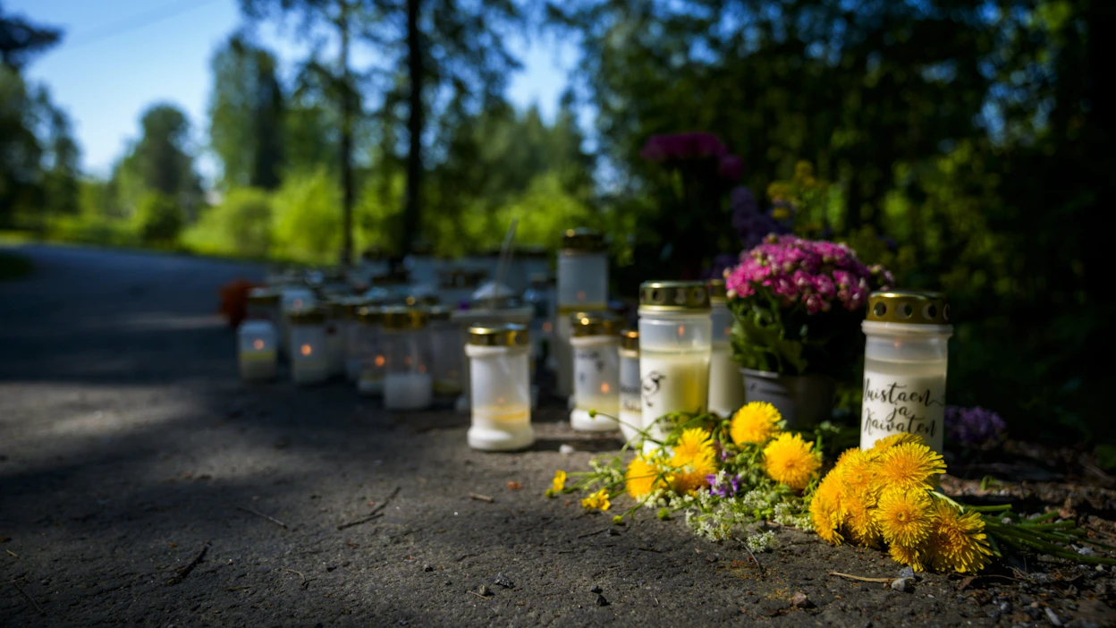 Muistokynttilöitä toukokuussa Valkeakoskella. Tytön löysivät kuolleena nuoret, joiden kanssa tämä oli ollut aiemmin viettämättä iltaa. LEHTIKUVA / Kalle Parkkinen.