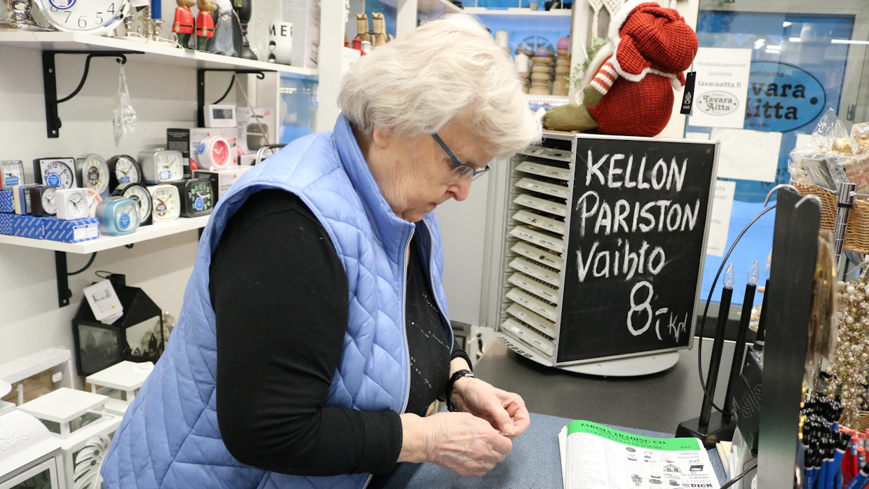 Tavara-Aitan vahvuus on monipuolinen asiakaspalvelu.Vuosikymmenten saatossa Liisa Pinta on vaihtanut moneen kelloon niin rannekkeet kuin paristotkin.