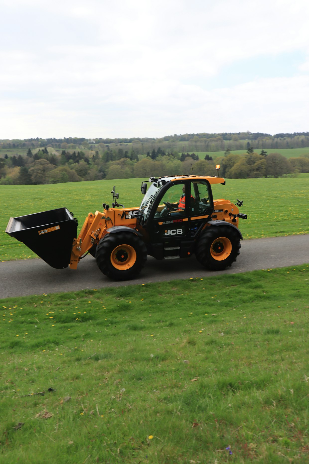 JCB 542-70 AgriPro on uusi kurottajamalli, jolla voidaan ajaa siirtoajoa 50 km/h nopeudella.