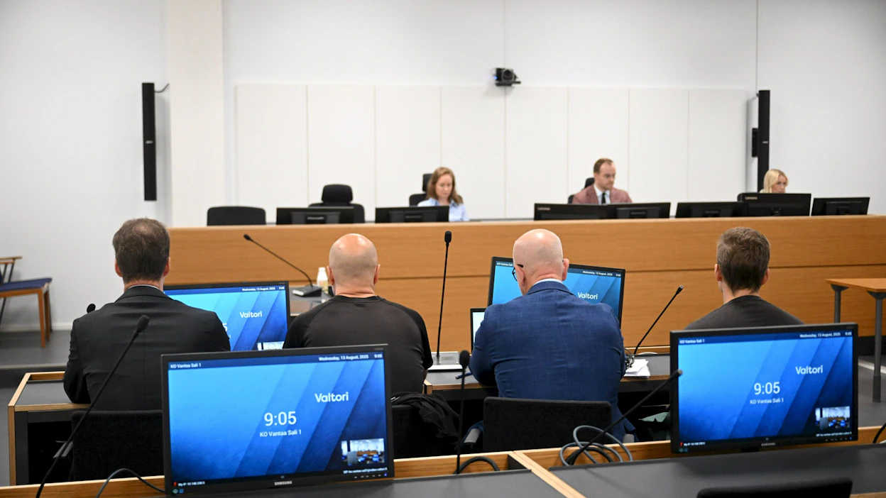 Kahta poliisia vastaan nostettujen syytteiden käsittely alkoi 13. elokuuta 2025 Itä-Uudenmaan käräjäoikeudessa Vantaalla. LEHTIKUVA / Antti Aimo-Koivisto.
