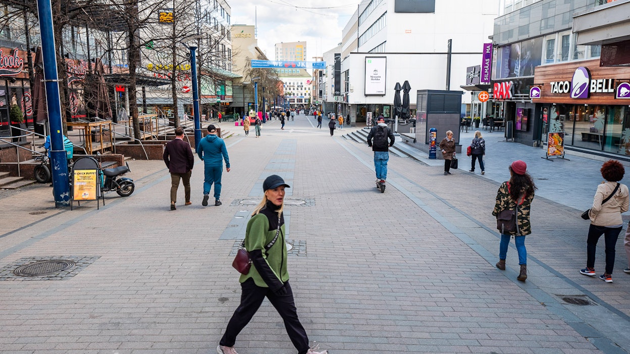 Baarit ovat kovilla myös Jyväskylän keskustassa.
