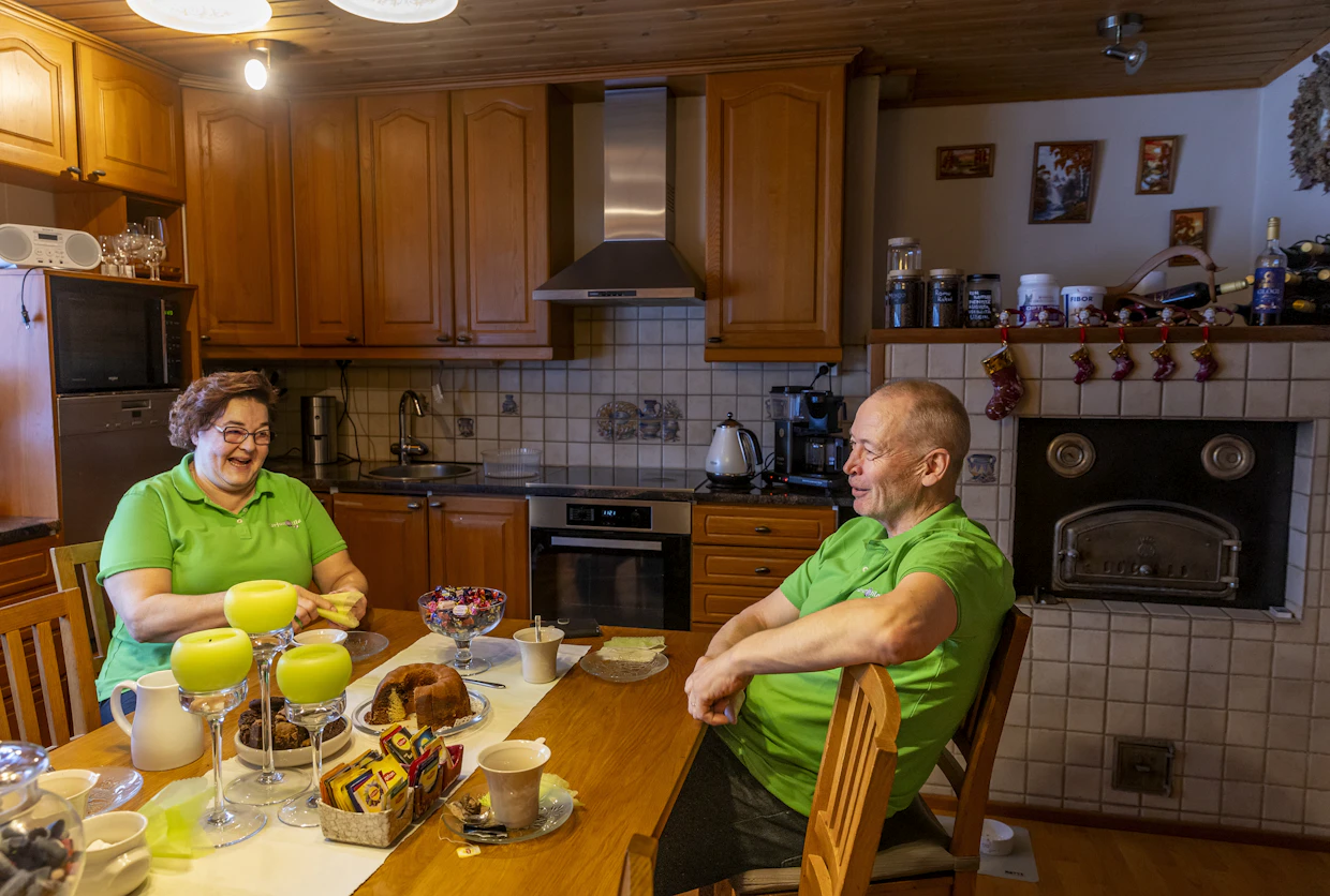 Eija Sorsalla oli pienenä helsinkiläistyttönä haaveena punainen tupa ja perunamaa. ”Täällä se toteutui, vaikka Esko kyllä haluaisi perunoista eroon”, pariskunta nauraa. Puikulaa kuitenkin viljellään, sillä mitä enemmän on erilaista myytävää, sitä paremmin ihmiset tulevat ostoksille.