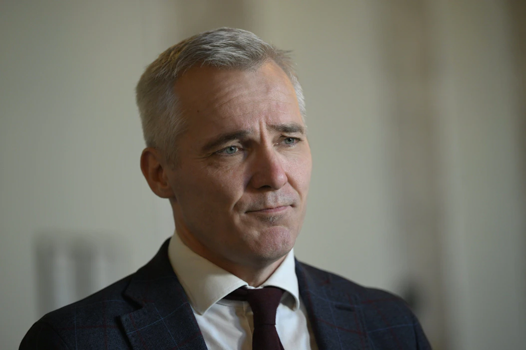 Opetusministeri Anders Adlercreutz (r.) ottaa blogissaan kantaa tapaukseen, jossa Uudellamaalla sijaitseva peruskoulu perui suunnitellun barokkikonsertin sen uskonnollisten viitteiden takia. LEHTIKUVA / EMMI KORHONEN.