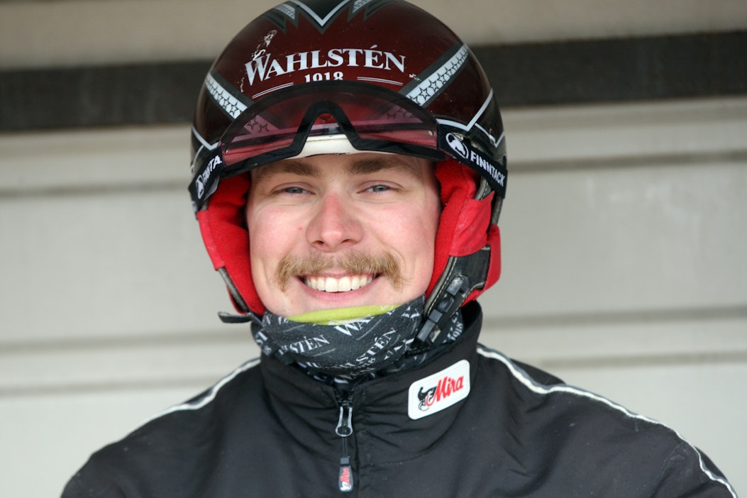 Tino Paldan on monipuolinen hevosalan ammattilainen.