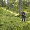 Metsäinsinööri Jane Rekola inventoi valtion vanhaa ja luonnontilaista metsää Hämeenlinnan Evolla. Inventointien aikataulu on tiukka, koska sitä ei voi tehdä lumisena aikana.