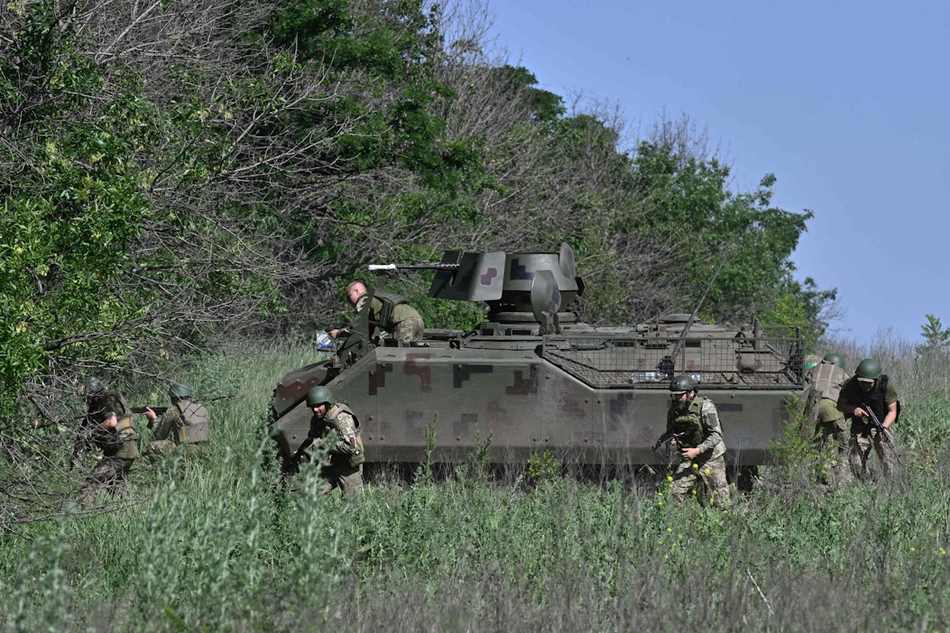 Ukrainalaissotilaat harjoittelivat tiistaina lähellä Donetskin etulinjaa. LEHTIKUVA/AFP.