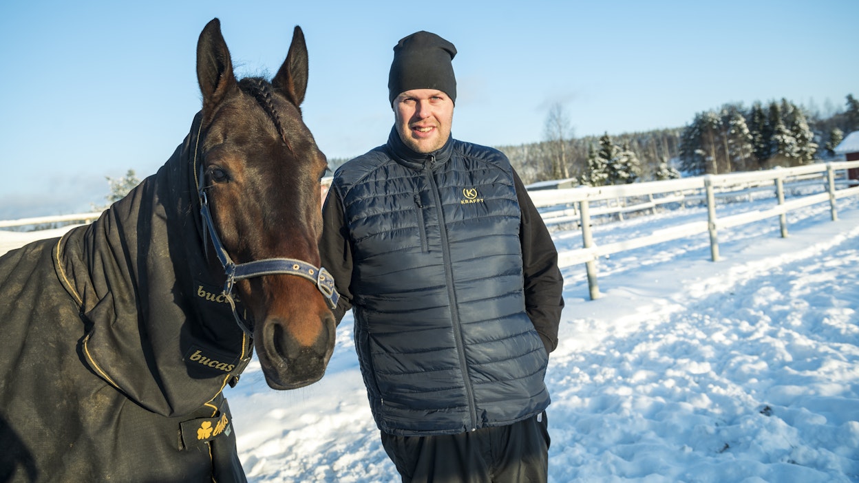 Timo Korvenheimo pyörittää Orimattilassa yli 40 hevosen valmennustallia.