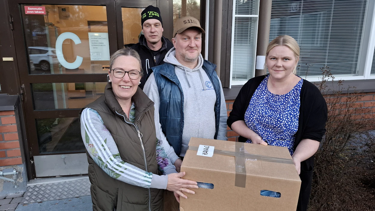 Kotitalousopettaja Suvi Kangas Jaakko Ilkan koulusta Ilmajoella otti vastaan lahjoituksen alkuviikosta. MTK-Etelä-Pohjanmaan ilmajokelainen puheenjohtaja Timo Kankaanpää (takana) oli mukana, kun kalkkunantuottajat Annastiina ja Antti Valli toivat kalkkunalahjoituksensa koululle.