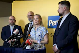 Riikka Purra kertoi kannatusalhon heijastuvan puoluevaltuuston tunnelmaan. Kuvassa myös puoluesihteeri Harri Vuorenpää, 2. varapuheenjohtaja Mauri Peltokangas ja 3. varapuheenjohtaja Sebastian Tynkkynen. LEHTIKUVA / EMMI KORHONEN. 