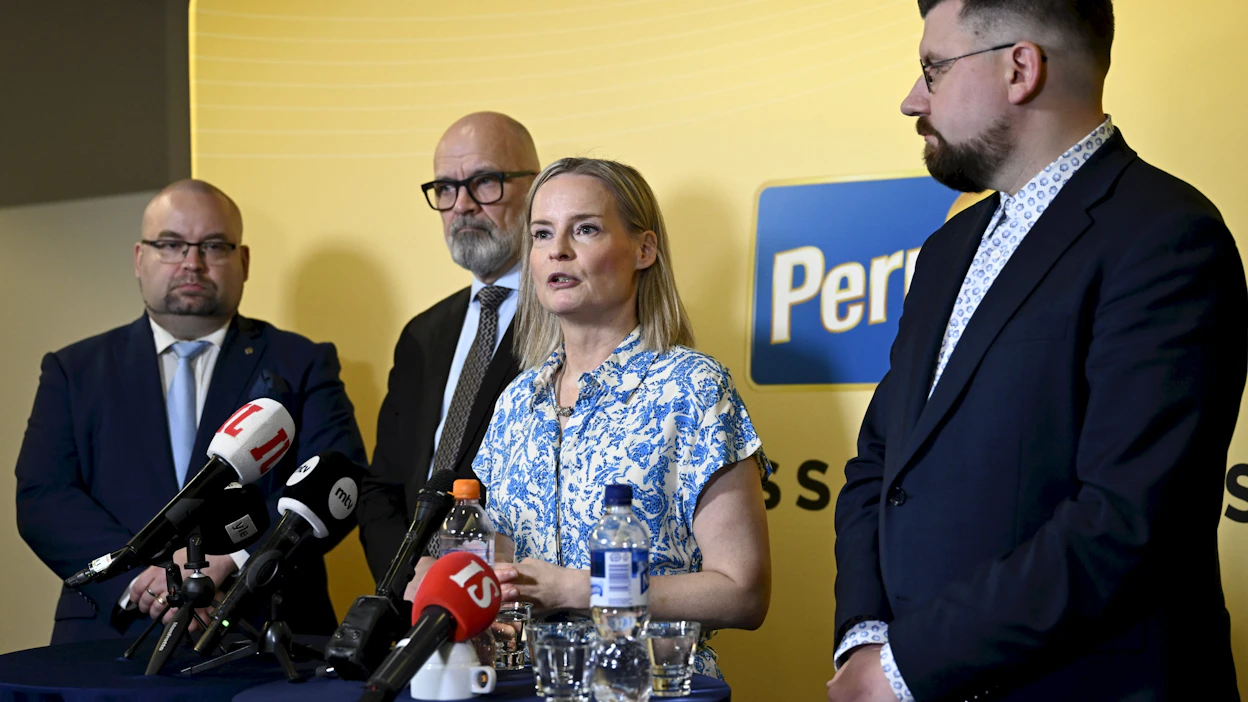 Riikka Purra kertoi kannatusalhon heijastuvan puoluevaltuuston tunnelmaan. Kuvassa myös puoluesihteeri Harri Vuorenpää, 2. varapuheenjohtaja Mauri Peltokangas ja 3. varapuheenjohtaja Sebastian Tynkkynen. LEHTIKUVA / EMMI KORHONEN.