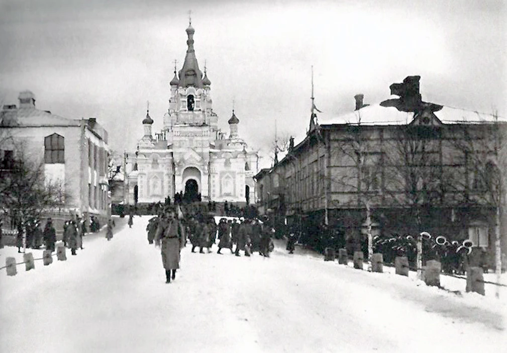 Venäläisen sotaväen paraati Hämeenlinnassa vuoden 1910 tienoilla. Kuvassa taustalla näkyy vuonna 1901 valmistunut ortodoksinen sotilaskirkko.