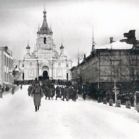 Venäläisen sotaväen paraati Hämeenlinnassa vuoden 1910 tienoilla. Kuvassa taustalla näkyy vuonna 1901 valmistunut ortodoksinen sotilaskirkko.