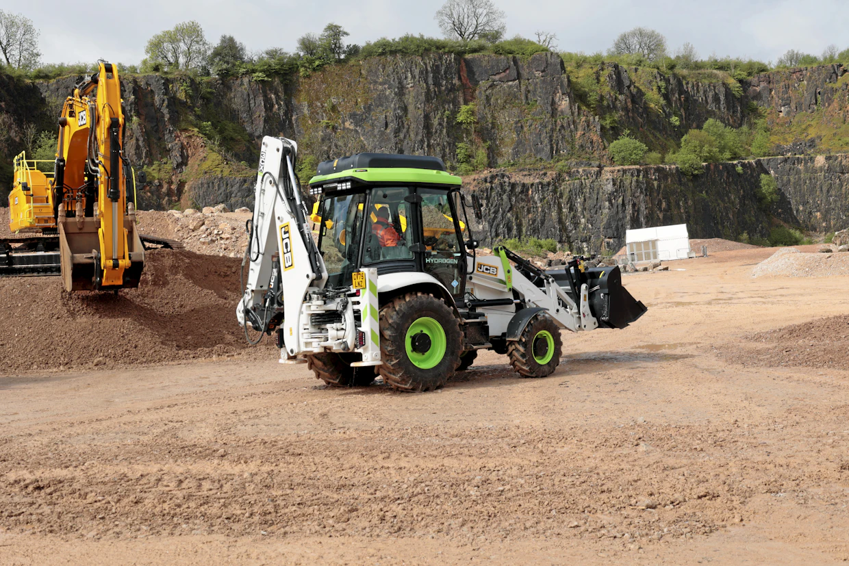 JCB esitteli ensimmäisen vetykäyttöisen kaivurikuormaajan viisi vuotta sitten. Toinen kehitysversio on jo saanut luvan kaupallistamiseen. Työpaino on 8 700 kg.