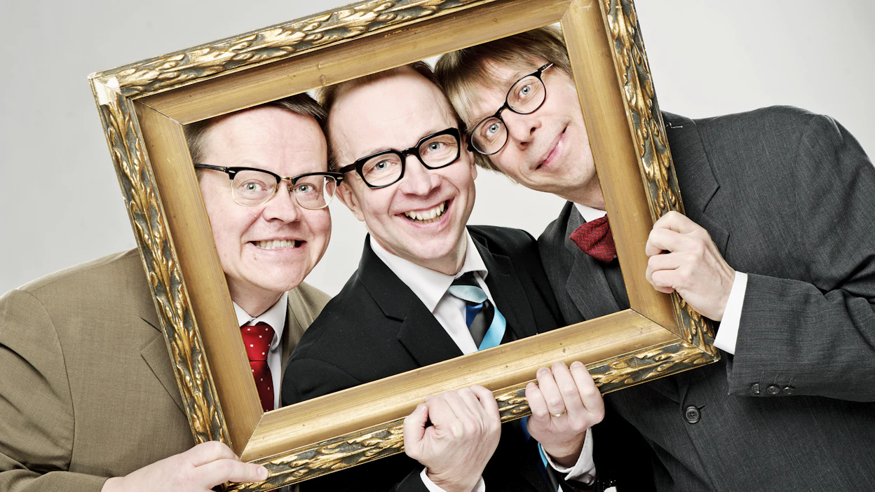 Suomen virallisen ohjelman eli Alivaltiosihteerin rillitrio Pasi Heikura, Simo Frangén ja Jyrki Liikka aloitti viralliset hupalointinsa Radiomafian aalloilla vuonna 1990.