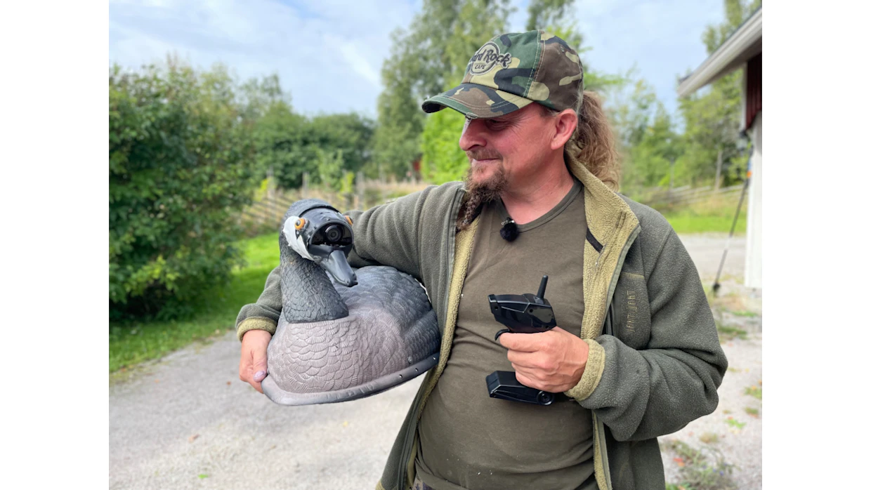 Manu Soininmäki ja etäohjattava hanhikaave, jossa on myös videota reaaliajassa lähettävä kamera.