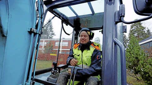 Ville Taskinen arvostaa Sunwardissa etenkin sen helppoja hallintalaitteita. Lisäksi kone on osoittautunut kokoisekseen yllättävän vahvaksi. 