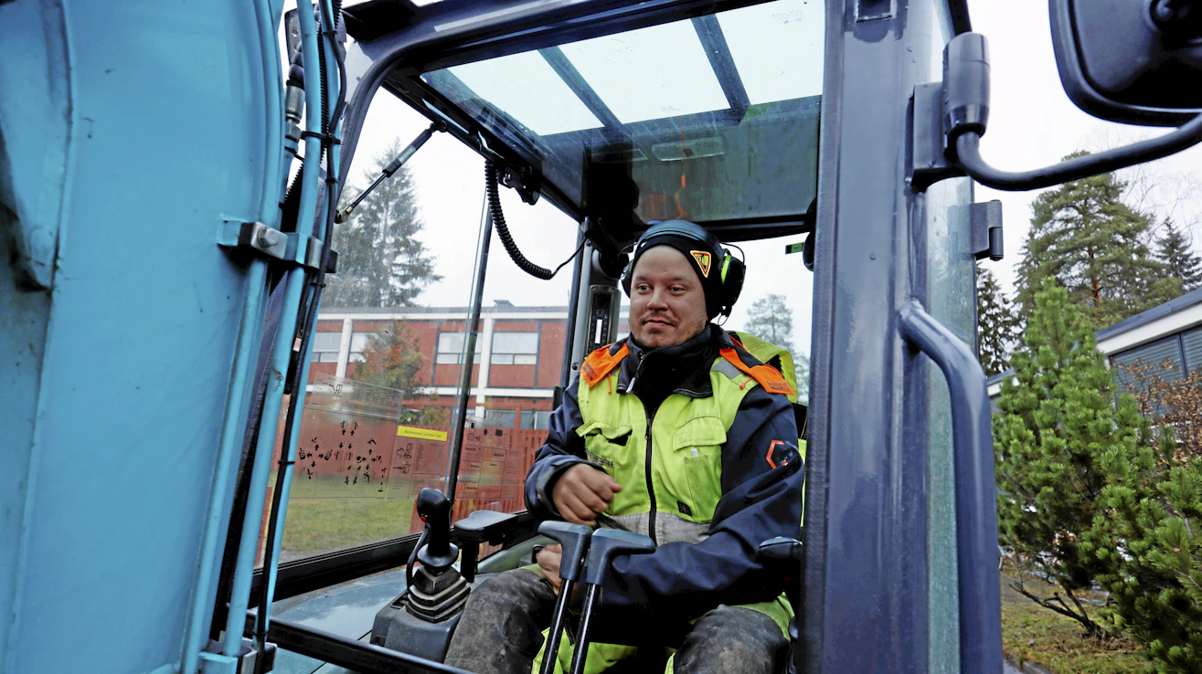 Ville Taskinen arvostaa Sunwardissa etenkin sen helppoja hallintalaitteita. Lisäksi kone on osoittautunut kokoisekseen yllättävän vahvaksi. 