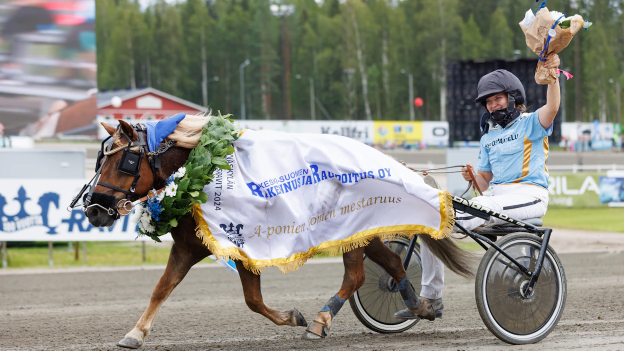 Ronja Grönman voitti Pikku Humanterin kanssa A-ponien Suomen mestaruuden viime vuoden Killerin kuninkuusraveissa.
