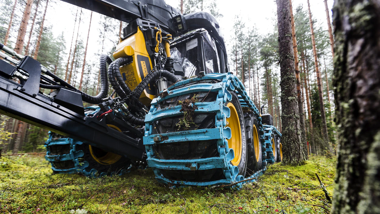 Mahdollisimman tarkka ja ajantasainen kantavuustieto helpottaa turvemaiden puunkorjuuta.