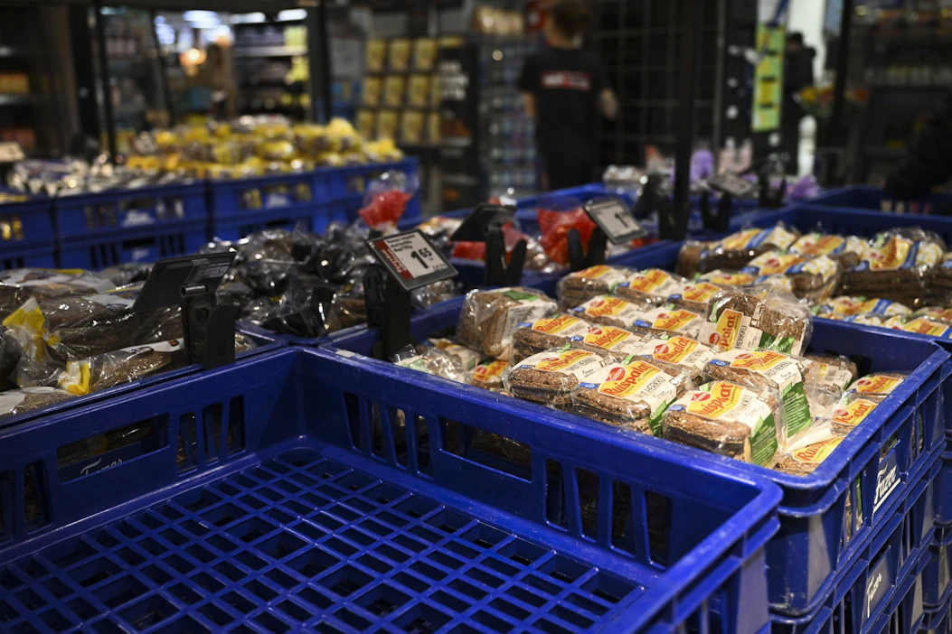 Elintarviketeollisuuden liitto sanoo tiedotteessaan, että yritykset pyrkivät jatkamaan tuotantoaan leipomolakosta huolimatta. LEHTIKUVA / Emmi Korhonen.