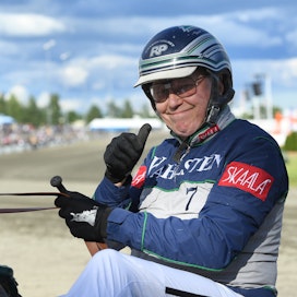 Timo Nurmos nähtiin Kuninkuusraveissa pitkästä aikaa kilvanajossa Ekosalaman rattailla legendat-lähdössä.