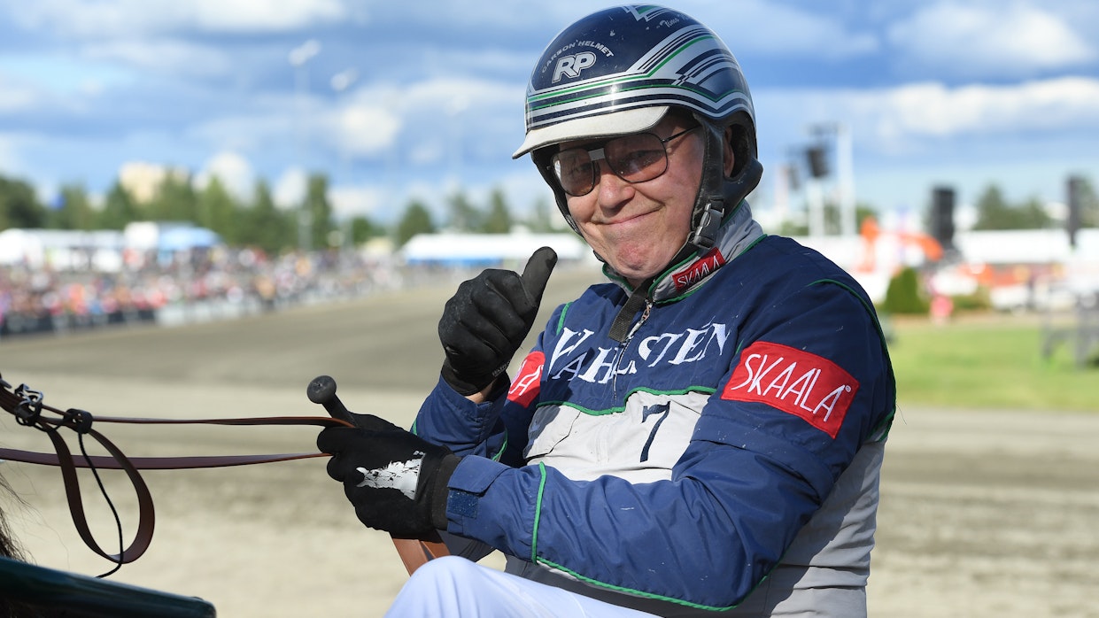Timo Nurmos nähtiin Kuninkuusraveissa pitkästä aikaa kilvanajossa Ekosalaman rattailla legendat-lähdössä.