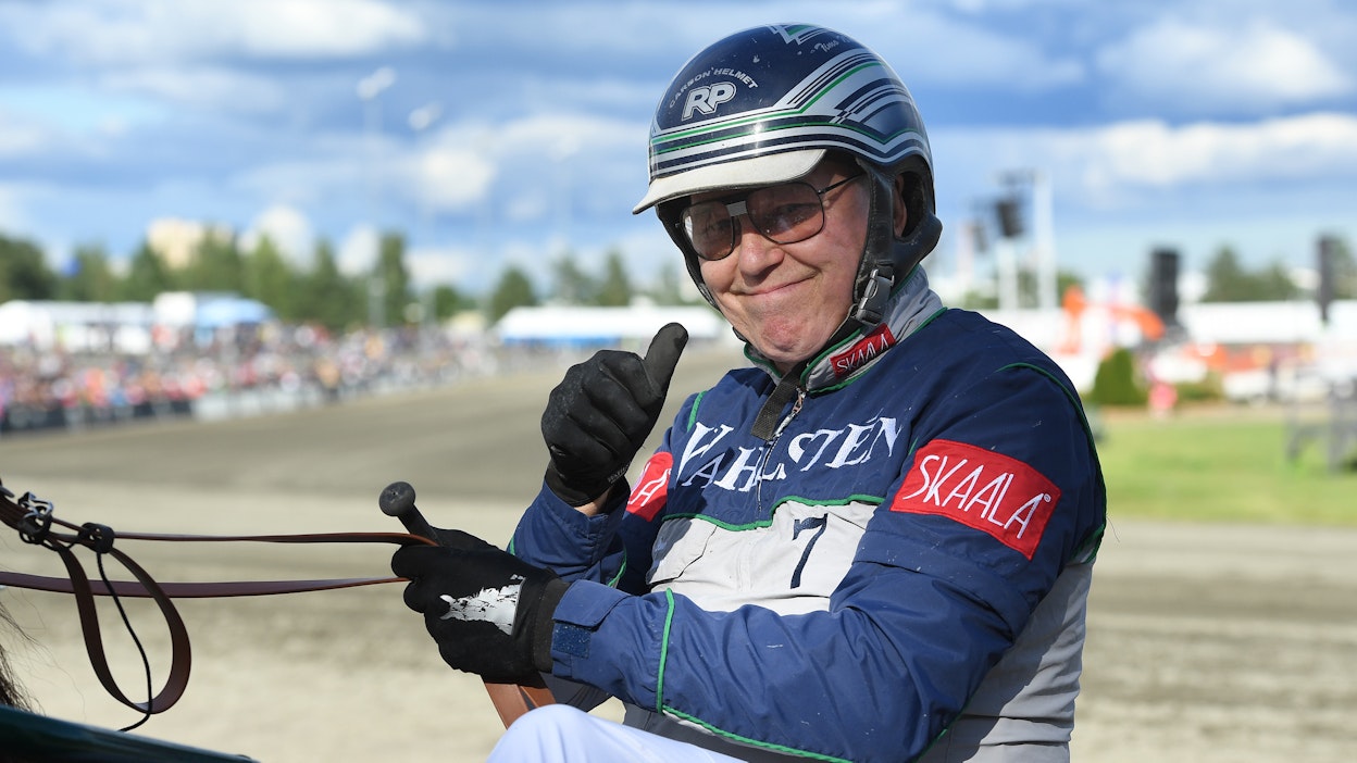 Timo Nurmos povaa hyvää tiliä sunnuntailta Lara Bokolle. S on jo valmiiksi Suomen rekisterin eniten ansainnut hevonen tällä kaudella ja oli sitä viime kaudellakin.