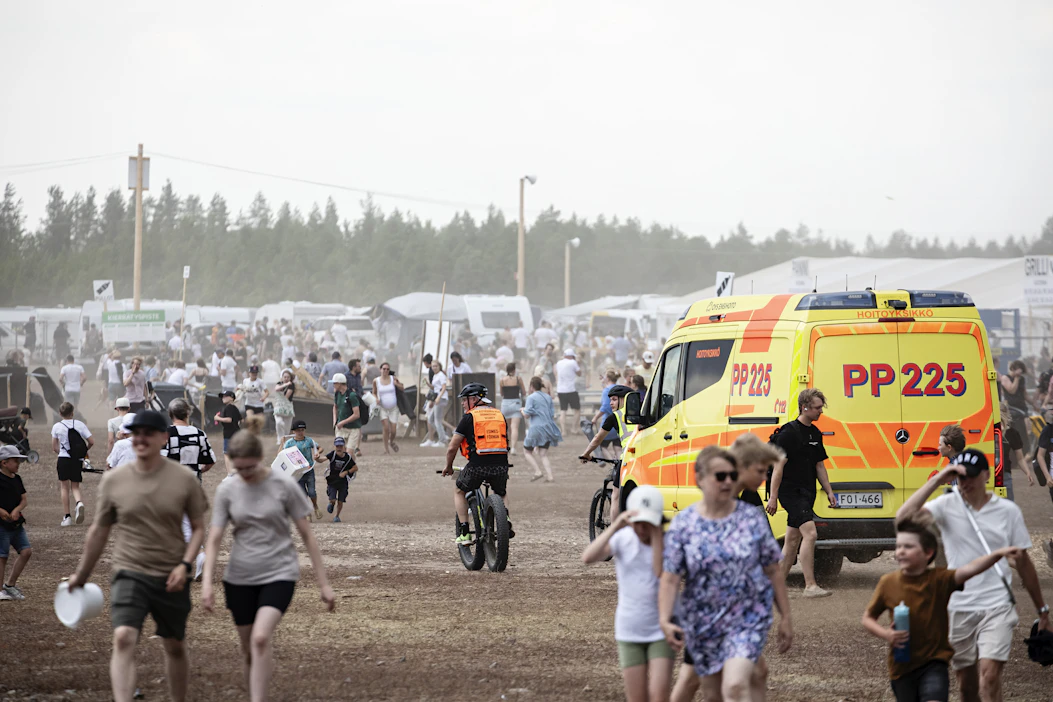 Voimakas myrskytuuli iski Pudasjärven Suviseuroihin lauantaina kello 12.30 aikaan. Kentältä noussut hiekka sumensi maisemaa.